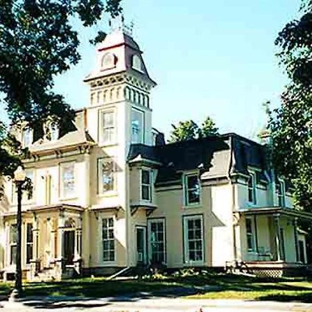 Absolute 1000 Islands Monthly Suites Ґананокве Екстер'єр фото