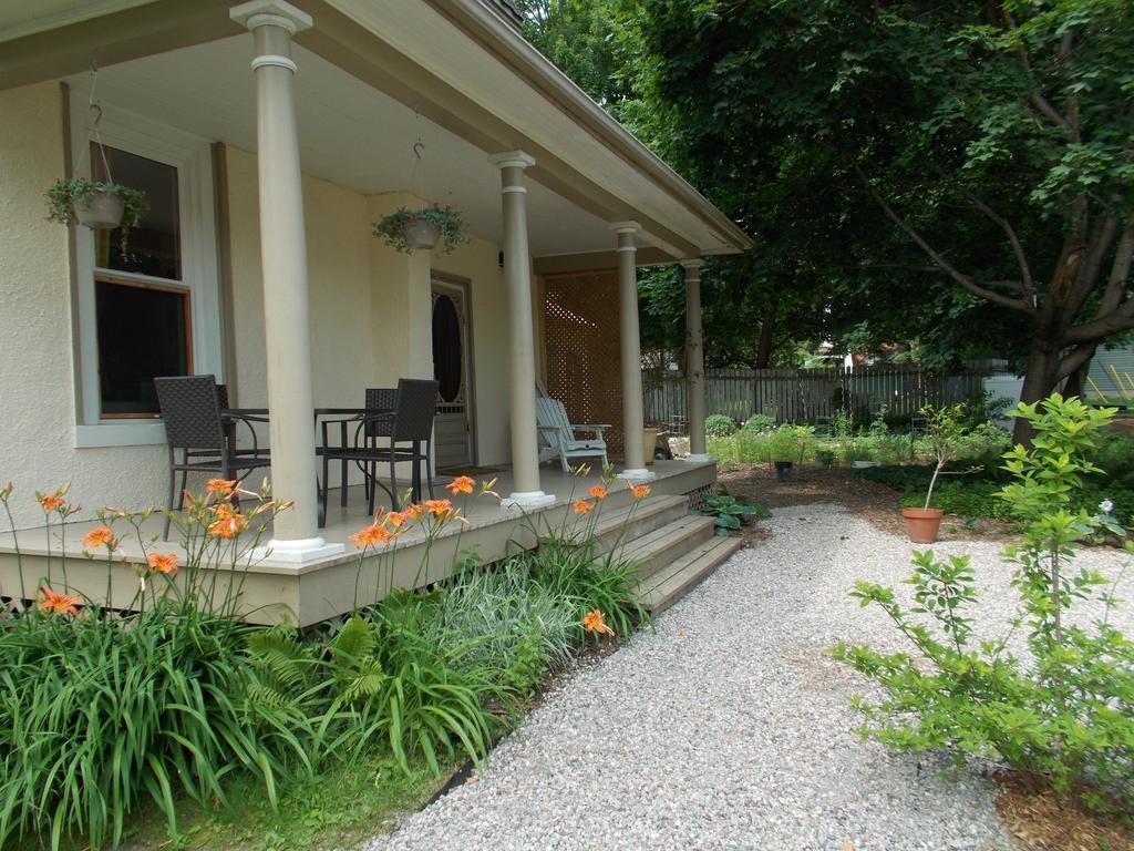 Absolute 1000 Islands Monthly Suites Ґананокве Номер фото